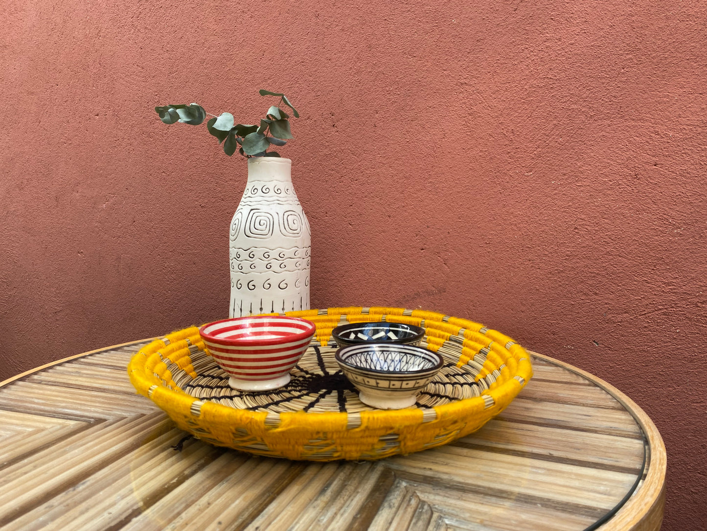 Corbeille/plateau en laine et osier