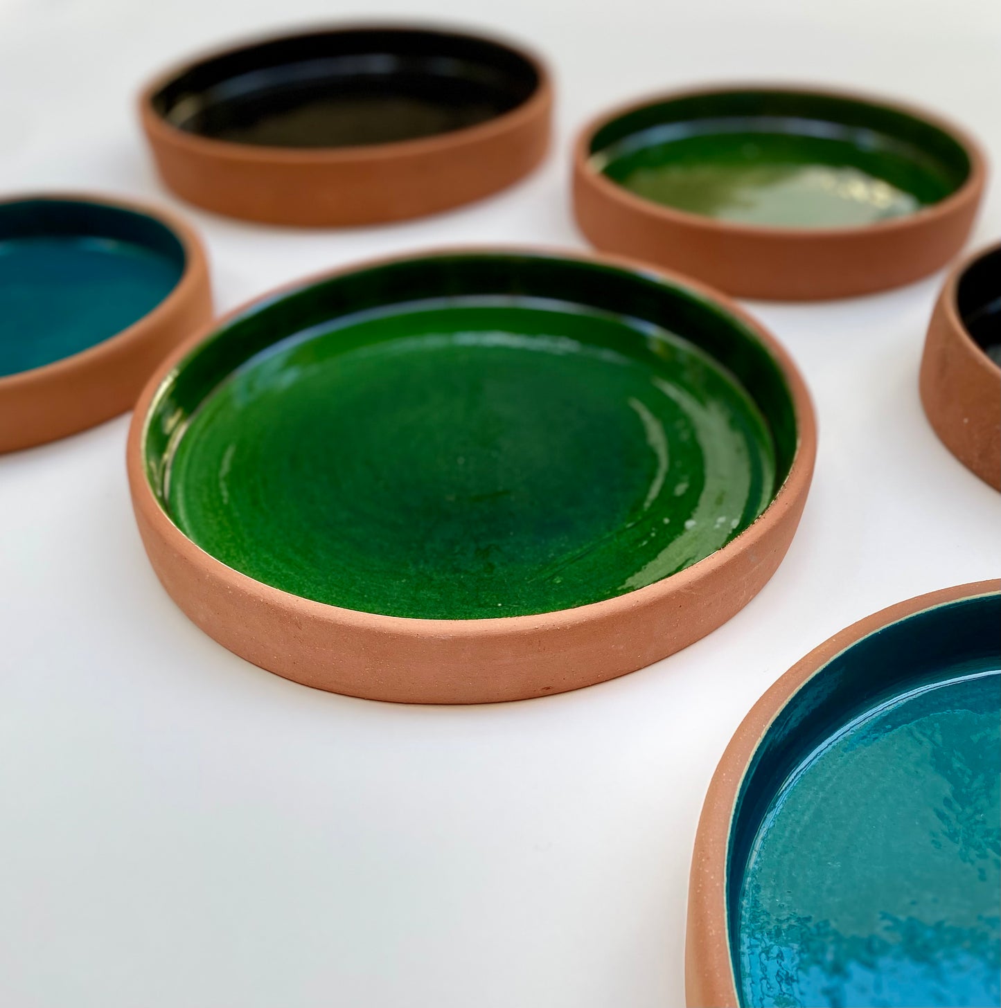 Assiettes émaillées en terre cuite
