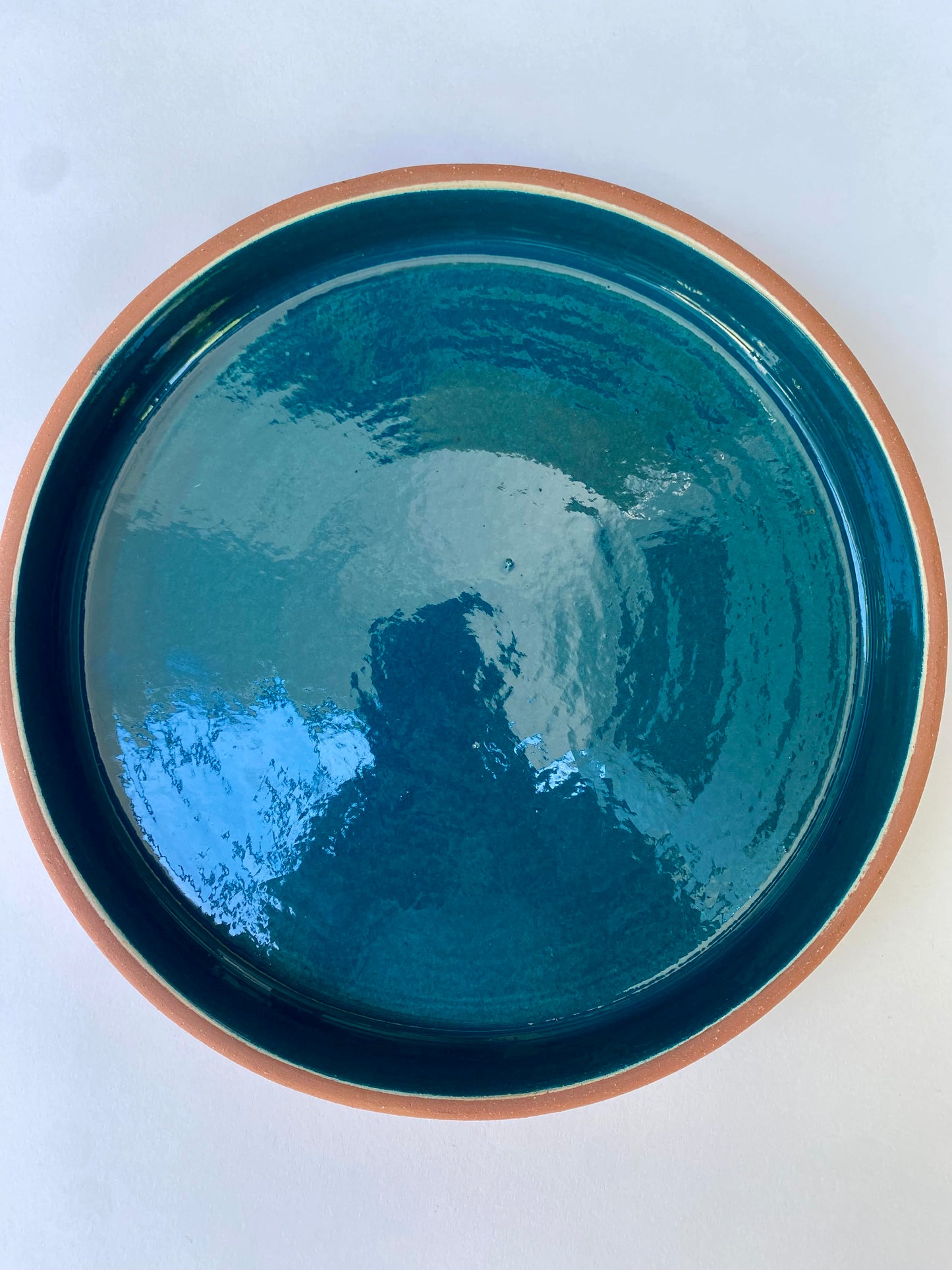 Assiettes émaillées en terre cuite
