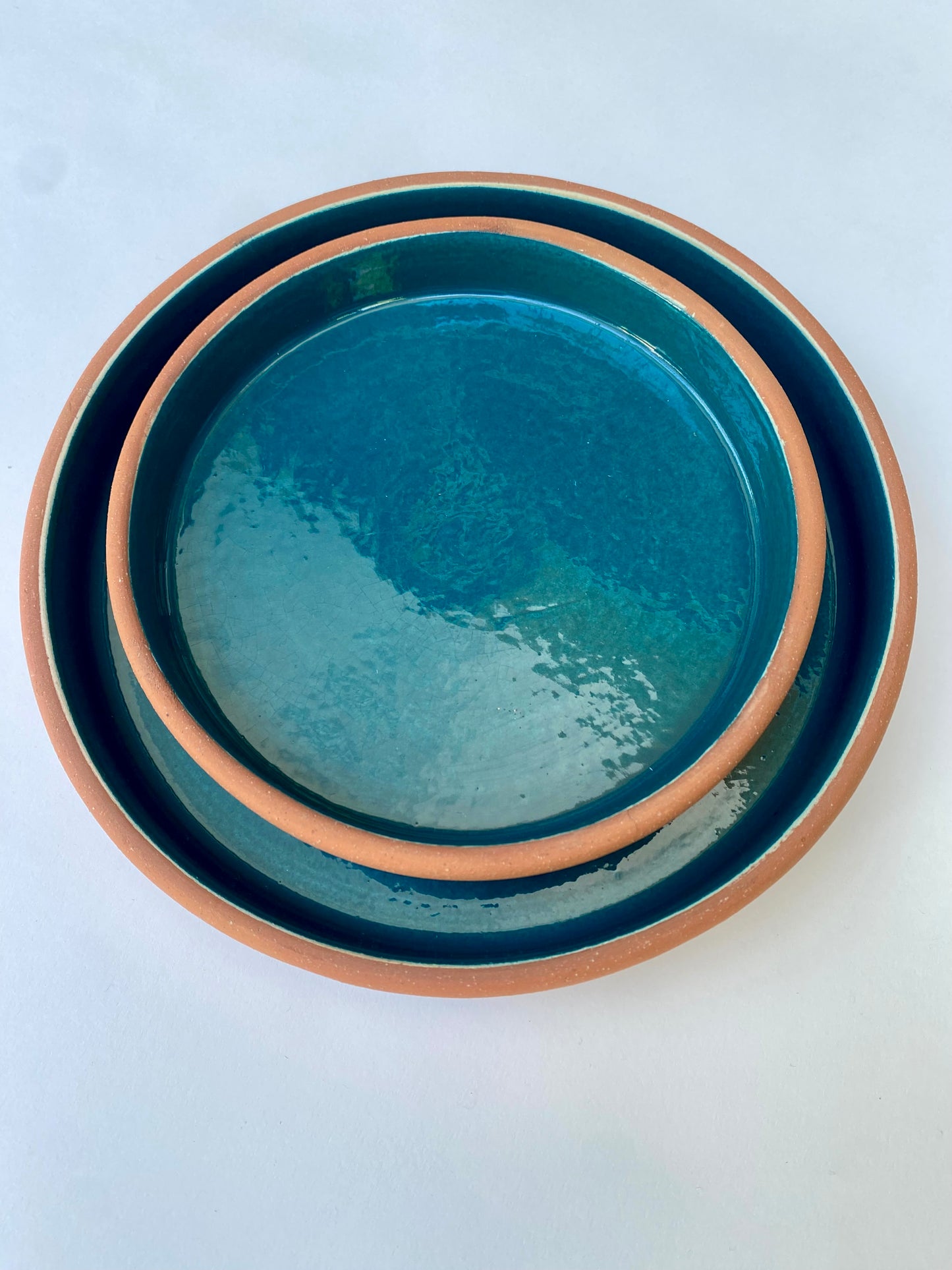 Assiettes émaillées en terre cuite
