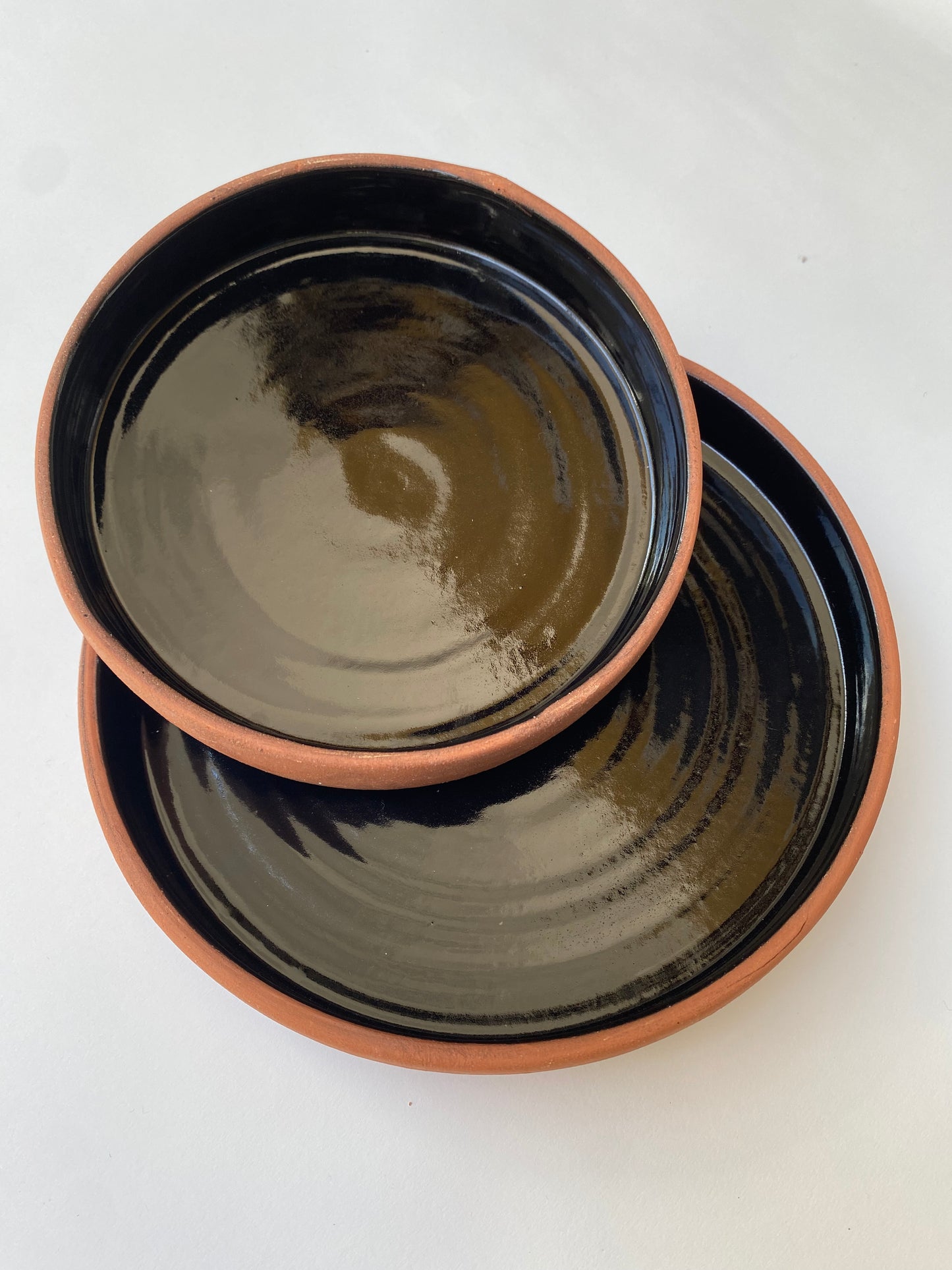 Assiettes émaillées en terre cuite
