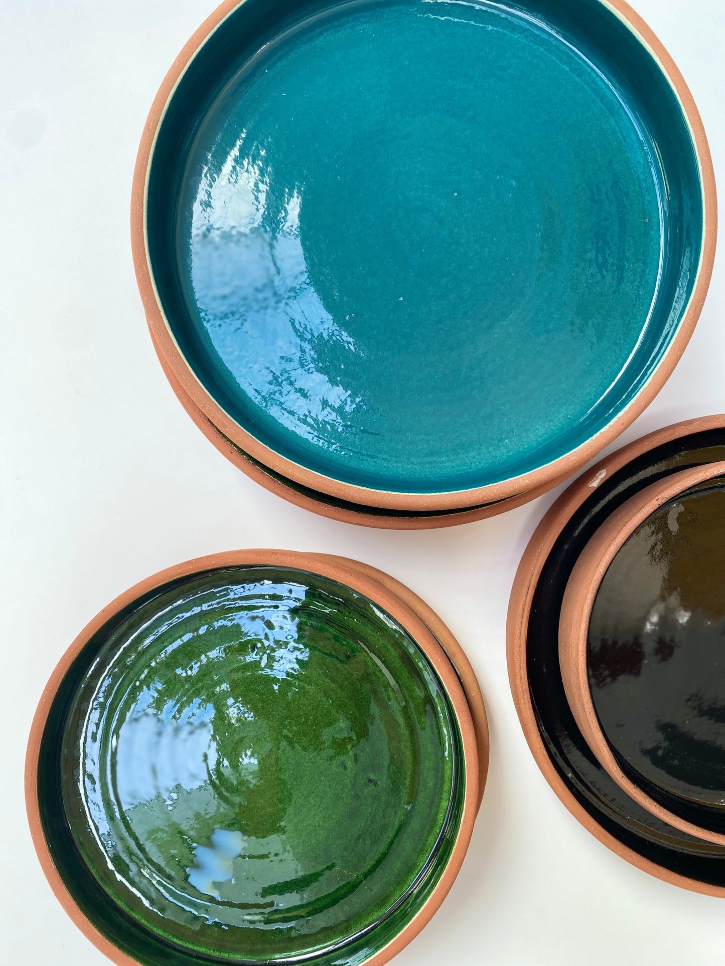Assiettes émaillées en terre cuite