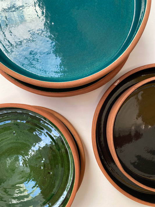 Assiettes émaillées en terre cuite