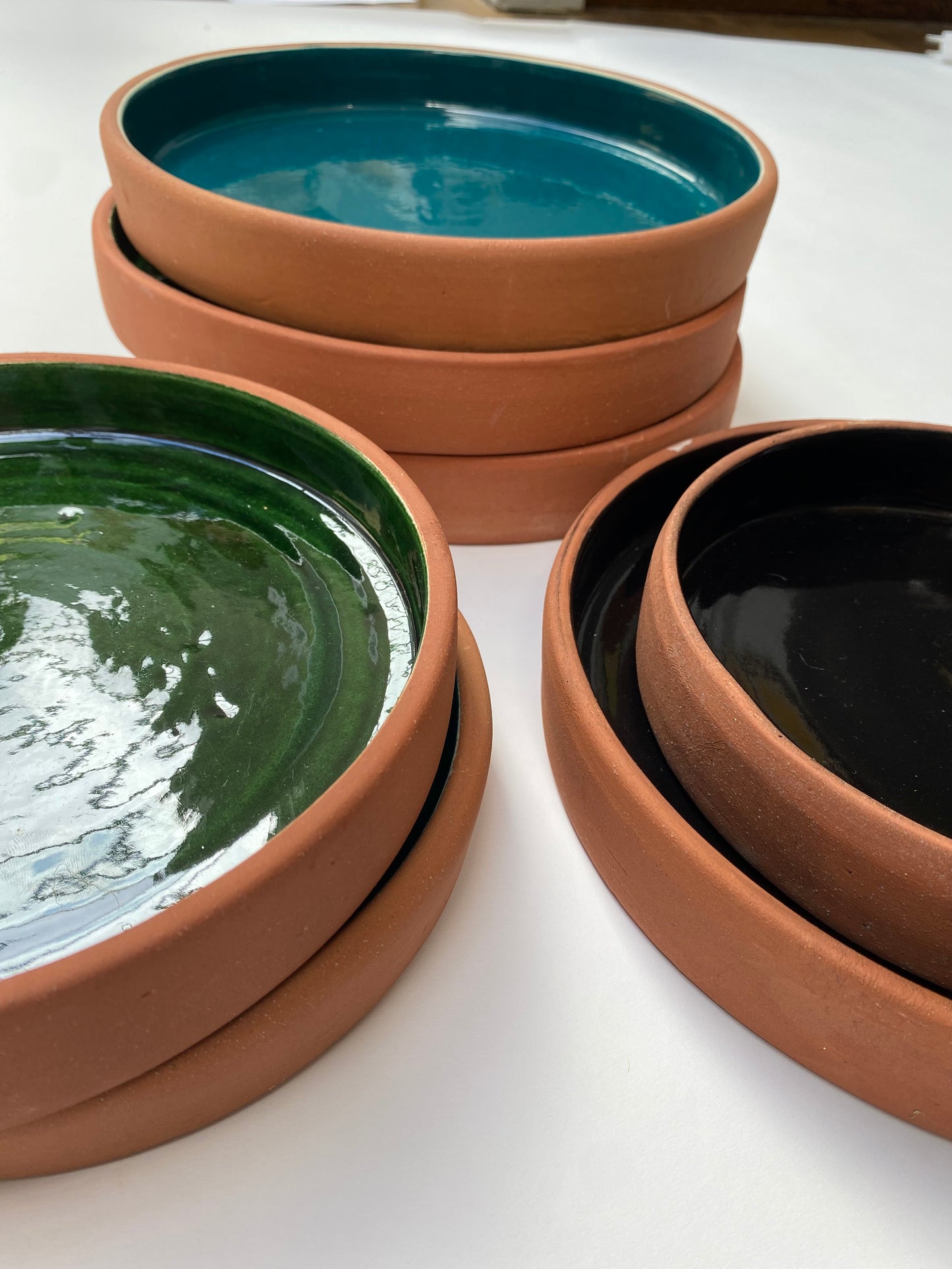 Assiettes émaillées en terre cuite