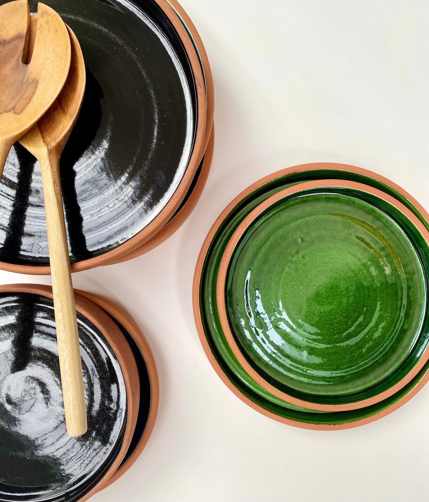 Assiettes émaillées en terre cuite