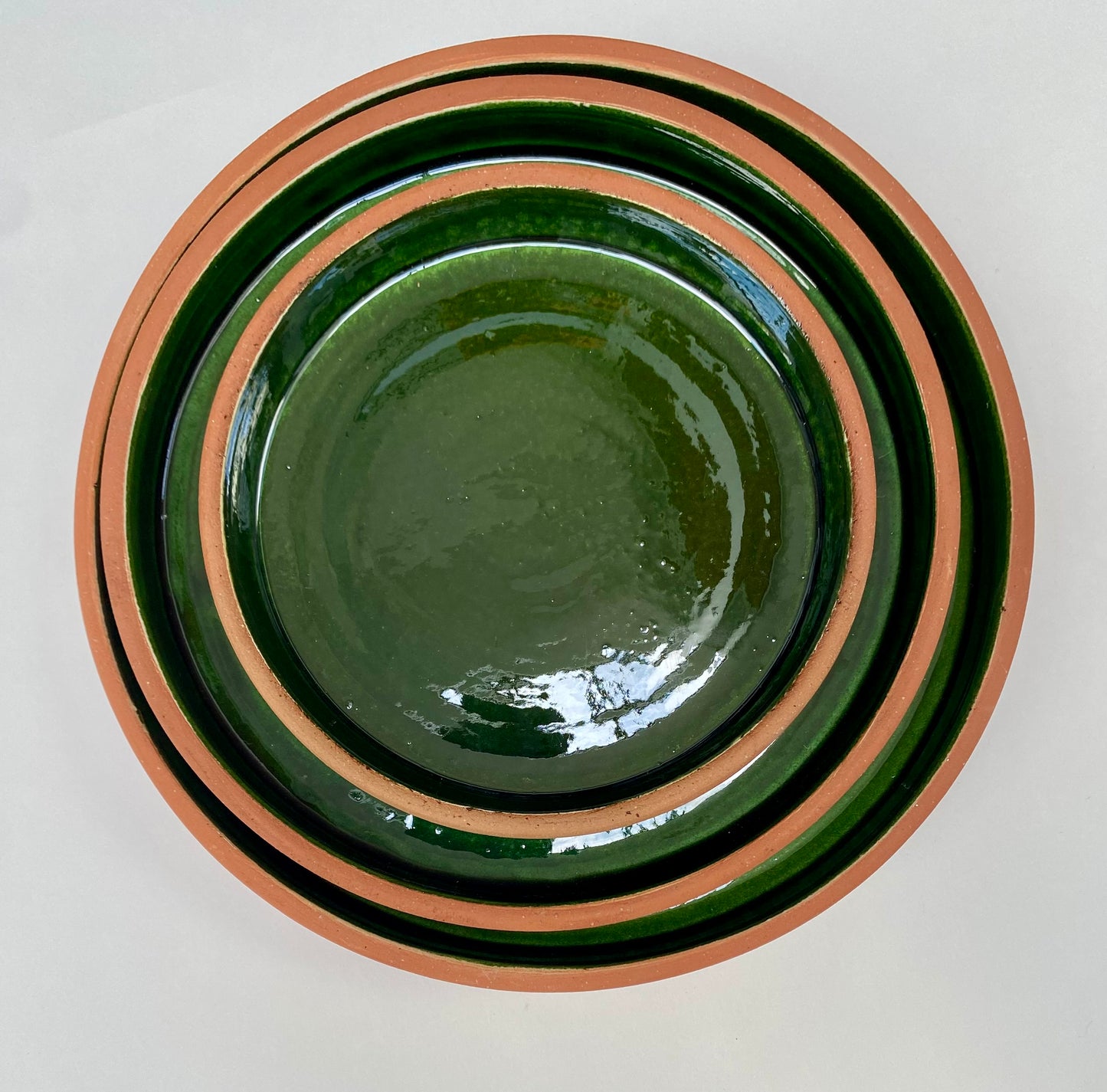 Assiettes émaillées en terre cuite