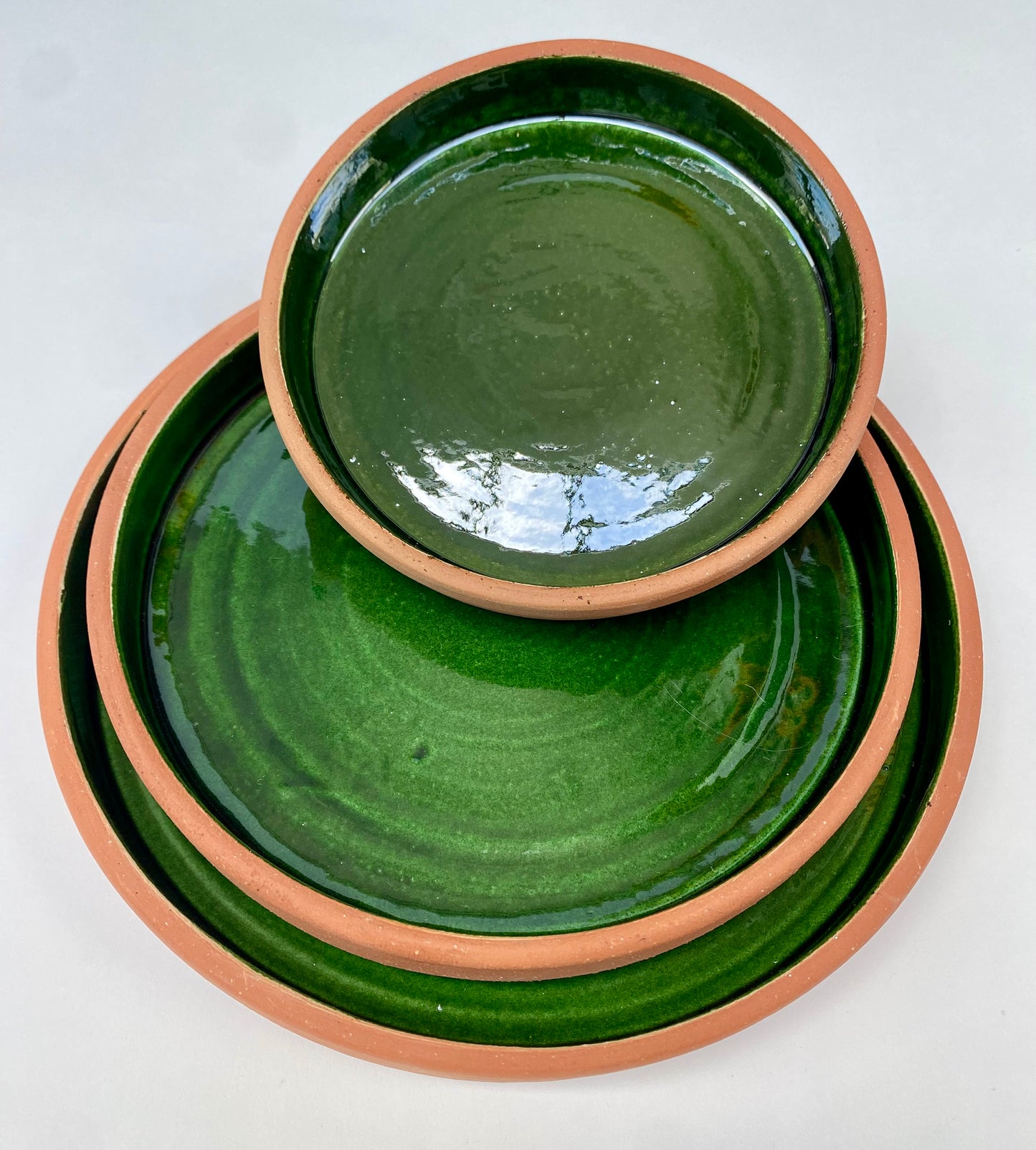 Assiettes émaillées en terre cuite