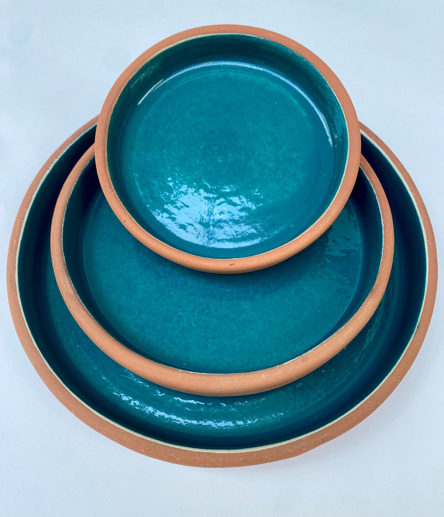 Assiettes émaillées en terre cuite