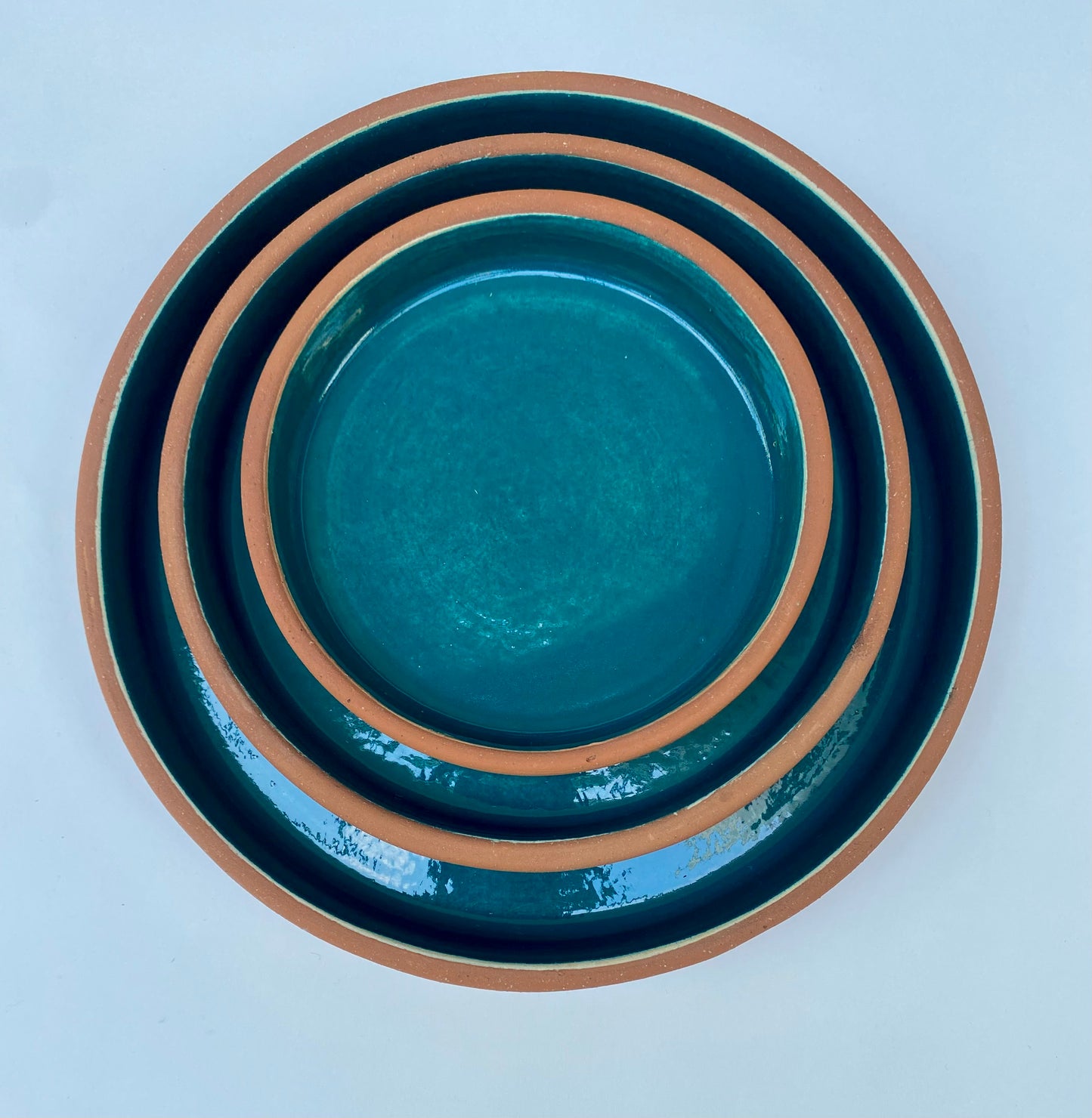 Assiettes émaillées en terre cuite
