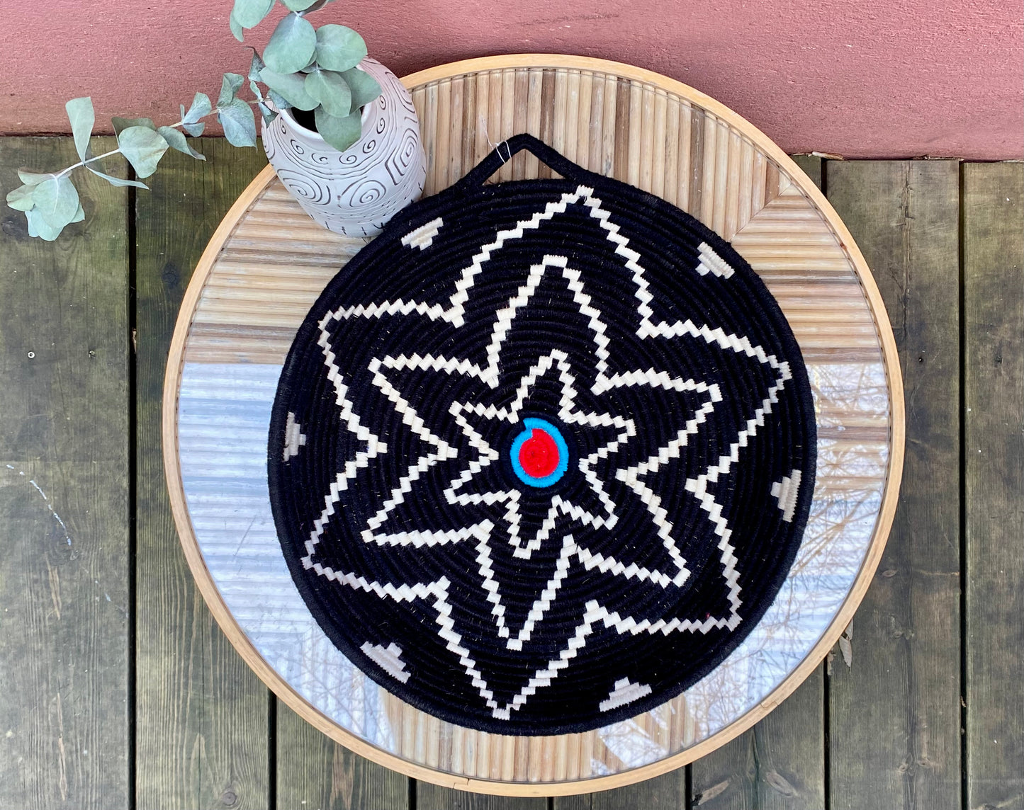 Corbeille/plateau en laine et osier