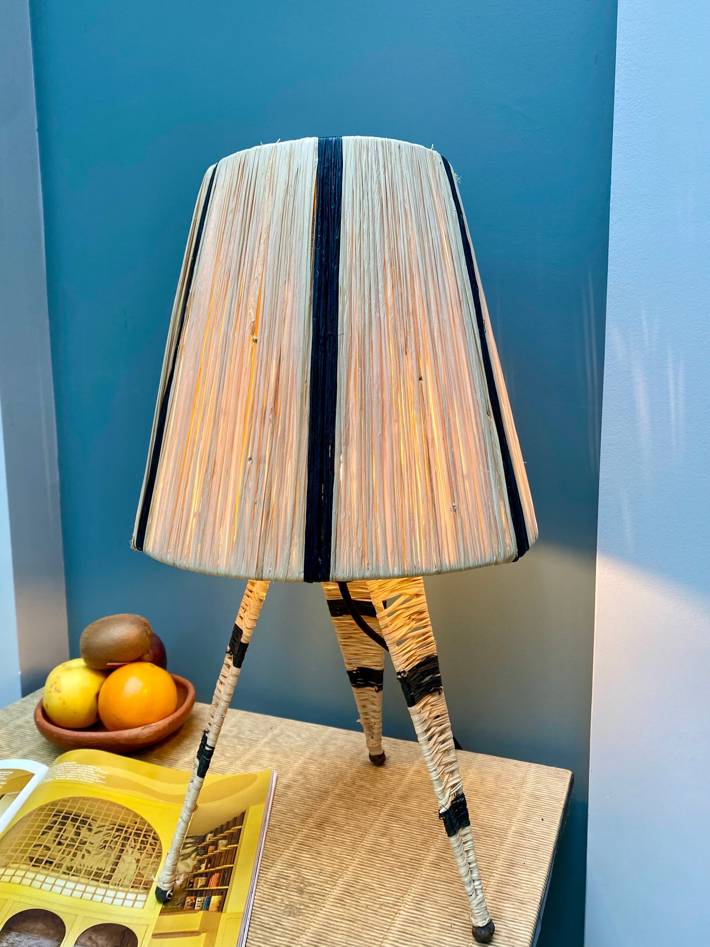 Lampe sur pied rayée en raphia