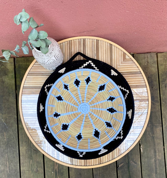 Corbeille/plateau en laine et osier