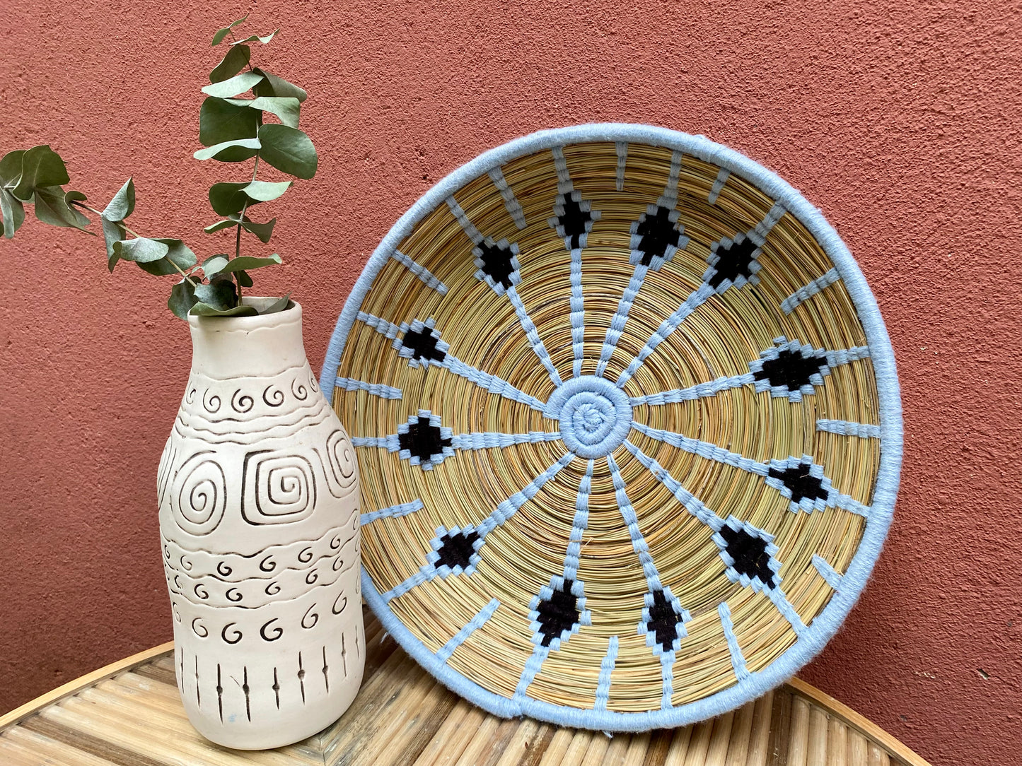 Corbeille/plateau en laine et osier