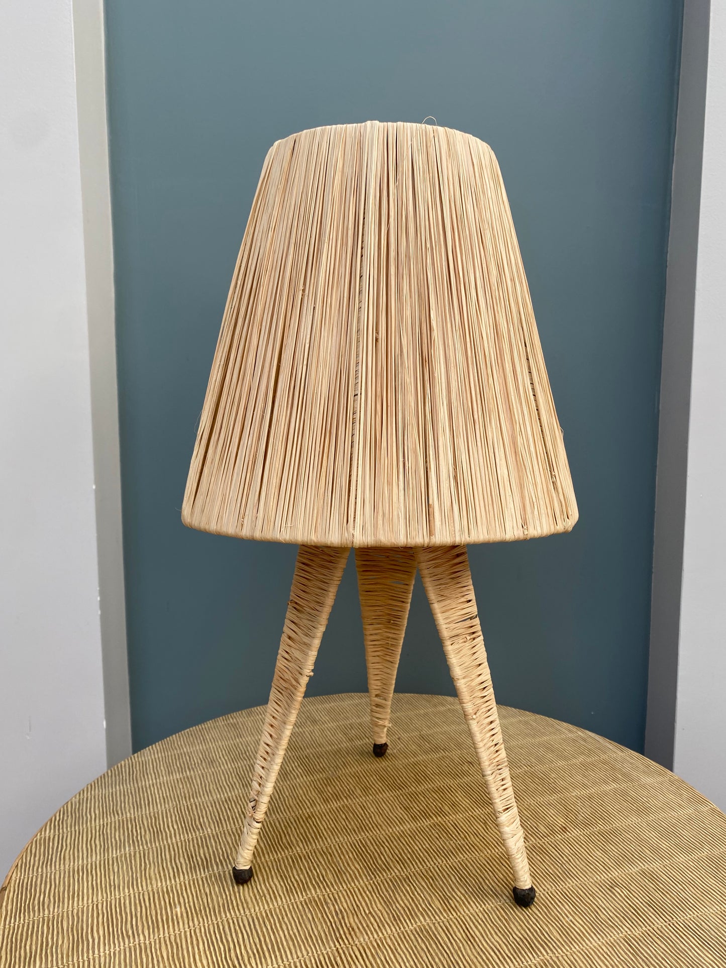 Lampe sur pied en raphia