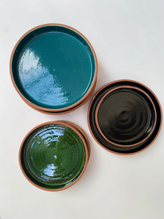Assiettes émaillées en terre cuite