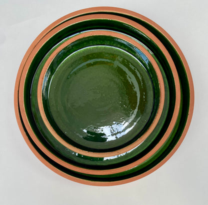 Assiettes émaillées en terre cuite
