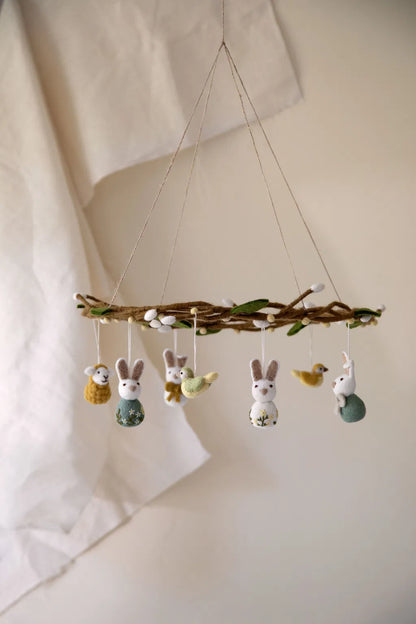 Petit lapin brodé de fleurs